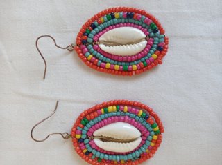 Pendientes étnicos africanos concha y abalorios