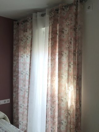 Cortinas rosas con flores blancas 3 piezas x 8€