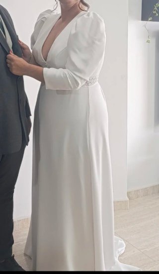 Vestido de novia de corte imperio con velo