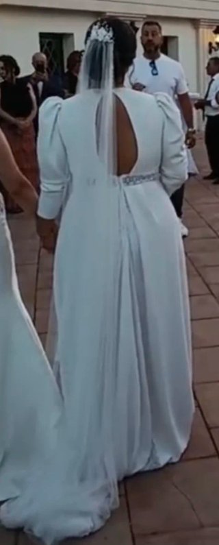 Vestido de novia de corte imperio con velo