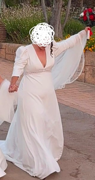 Vestido de novia de corte imperio con velo