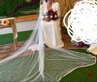 Vestido de novia de corte imperio con velo
