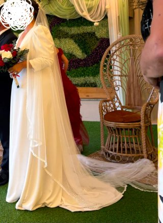 Vestido de novia de corte imperio con velo
