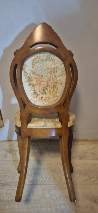 Silla de madera y tela estilo clásico. Impecable