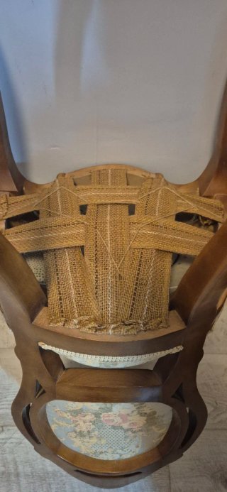 Silla de madera y tela estilo clásico. Impecable