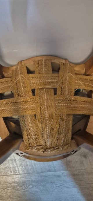 Silla de madera y tela estilo clásico. Impecable