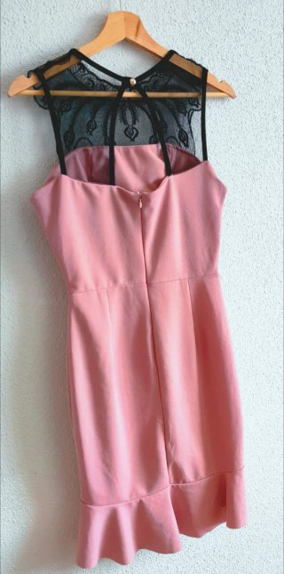 Vestido rosa con encaje negro