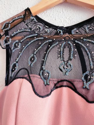 Vestido rosa con encaje negro