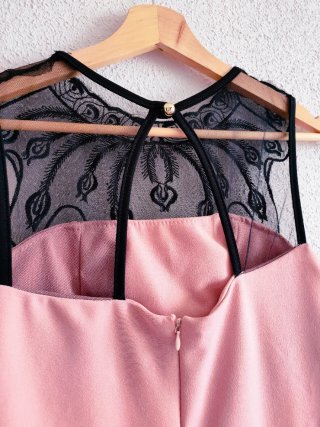 Vestido rosa con encaje negro
