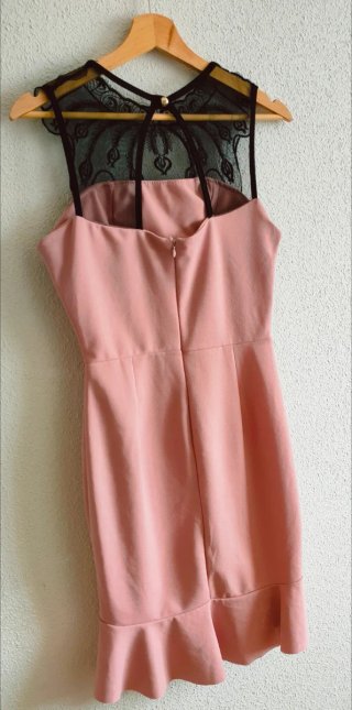 Vestido rosa con encaje negro