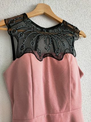 Vestido rosa con encaje negro