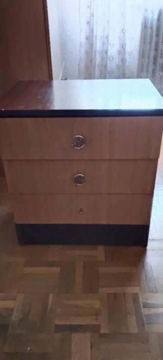Mesita de noche de madera marrón,cada 5,00