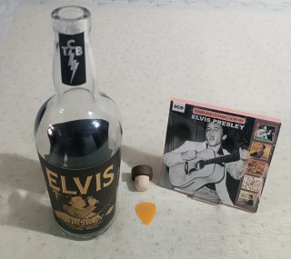 Lote Elvis: 5 CD's + Botella Whiskey Vacía y Púa.