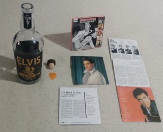 Lote Elvis: 5 CD's + Botella Whiskey Vacía y Púa.