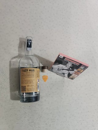 Lote Elvis: 5 CD's + Botella Whiskey Vacía y Púa.