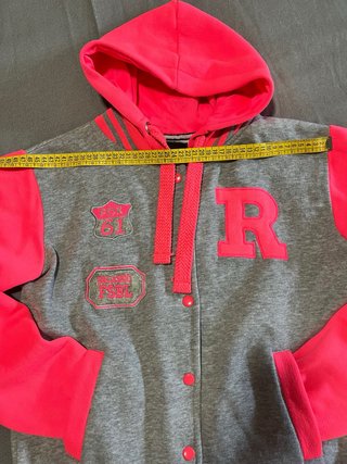 Chaqueta beisbolera Malaika gris y rosa neón.
