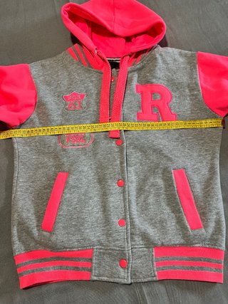 Chaqueta beisbolera Malaika gris y rosa neón.