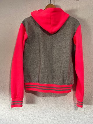 Chaqueta beisbolera Malaika gris y rosa neón.