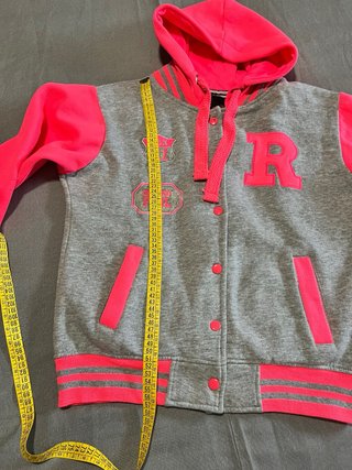 Chaqueta beisbolera Malaika gris y rosa neón.