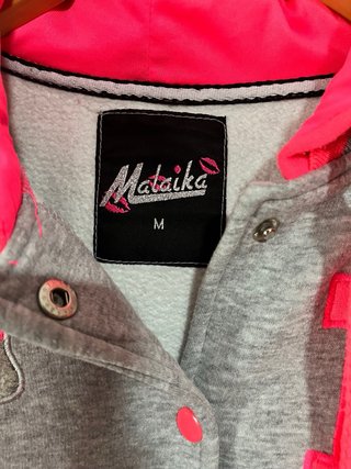 Chaqueta beisbolera Malaika gris y rosa neón.