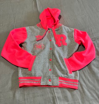 Chaqueta beisbolera Malaika gris y rosa neón.