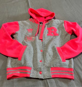 Chaqueta beisbolera Malaika gris y rosa neón.