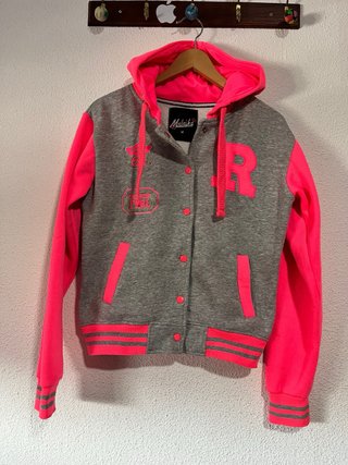 Chaqueta beisbolera Malaika gris y rosa neón.