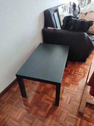 Mesa baja negra para salón