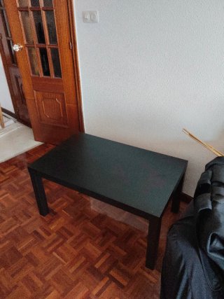 Mesa baja negra para salón