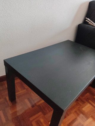 Mesa baja negra para salón