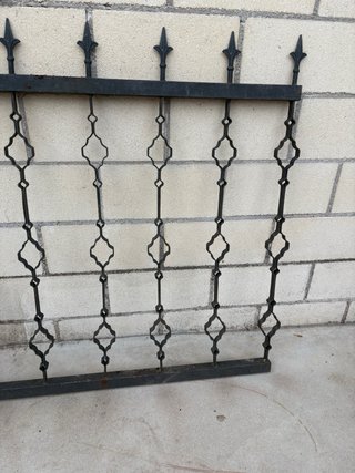 Puerta de forja con diseño ornamental