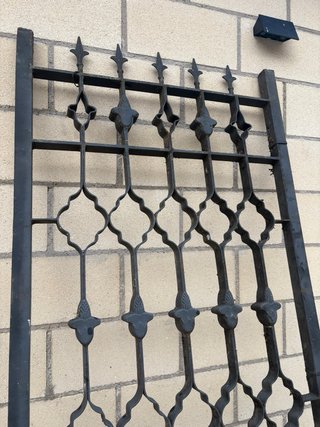 Puerta de forja con diseño ornamental