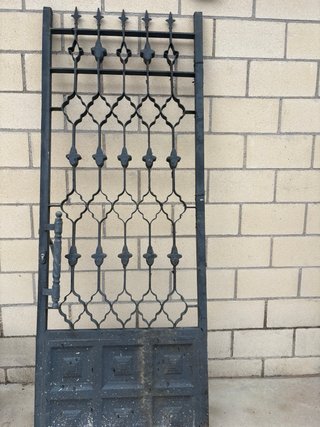 Puerta de forja con diseño ornamental