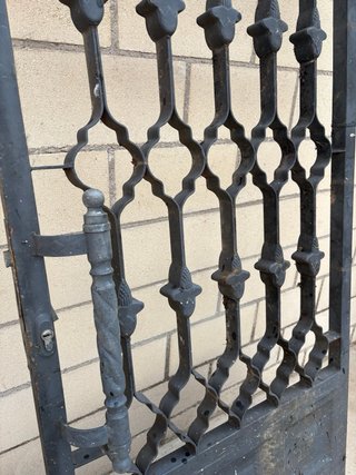 Puerta de forja con diseño ornamental