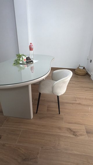 Sillas de comedor beige y transparentes