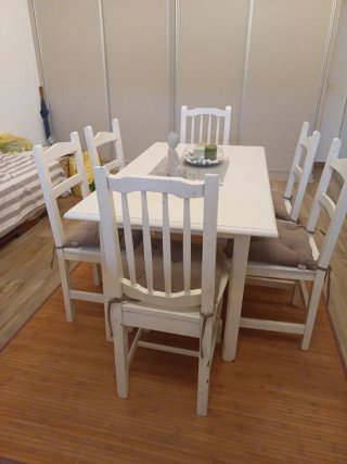 Mesa blanca y 6 sillas de madera maciza