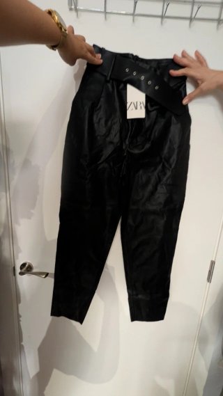 Pantalón efecto piel Zara negro