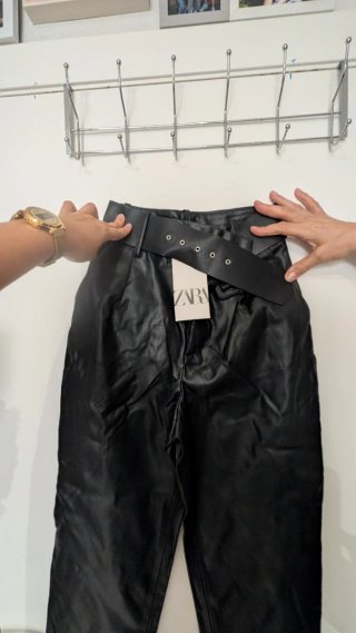 Pantalón efecto piel Zara negro