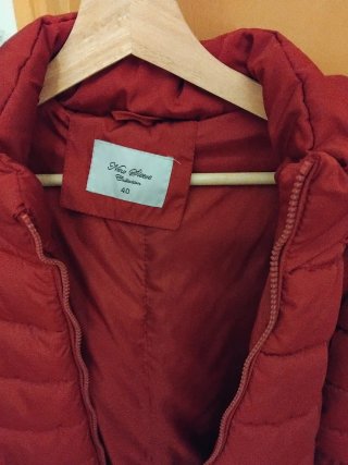 Chaqueta de invierno roja con capucha