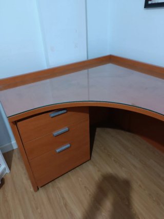 Mesa de madera con cristal y cajonera