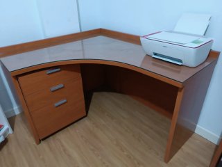 Mesa de madera con cristal y cajonera