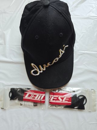 Lote Gorra Ducati + 2 Llaveros Dainese