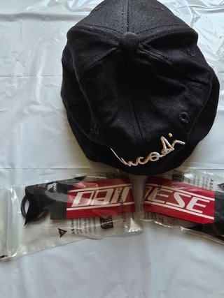 Lote Gorra Ducati + 2 Llaveros Dainese