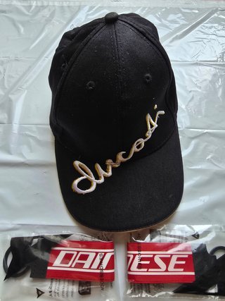 Lote Gorra Ducati + 2 Llaveros Dainese