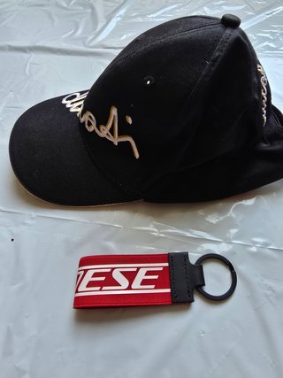 Lote Gorra Ducati + 2 Llaveros Dainese