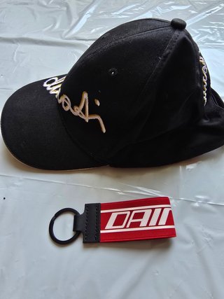 Lote Gorra Ducati + 2 Llaveros Dainese