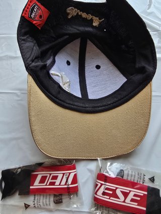 Lote Gorra Ducati + 2 Llaveros Dainese