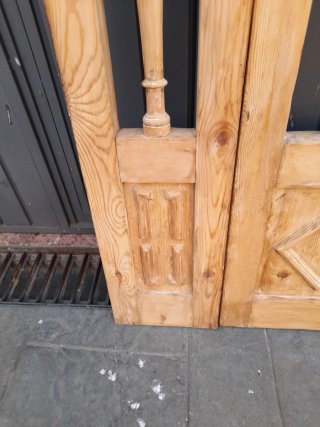 Antigua puerta de madera de pino