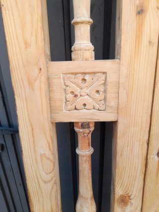 Antigua puerta de madera de pino