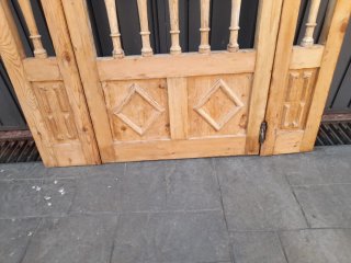 Antigua puerta de madera de pino